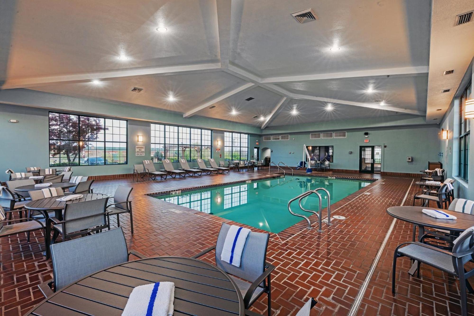 Holiday Inn Express & Suites Tulsa S Broken Arrow Hwy 51 By Ihg Kültér fotó