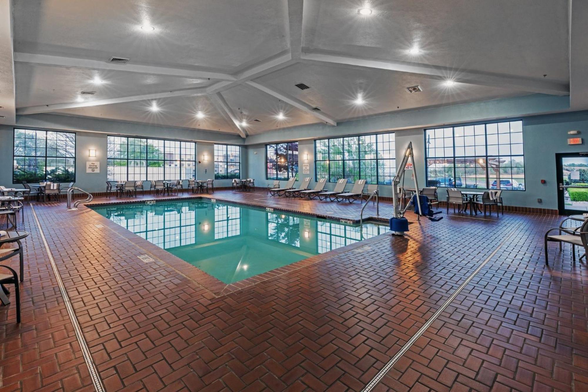 Holiday Inn Express & Suites Tulsa S Broken Arrow Hwy 51 By Ihg Kültér fotó